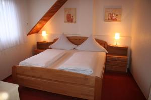 Un pat sau paturi într-o cameră la Ferienhaus Erich Bremm mit Moselblick