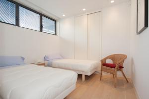 En eller flere senge i et værelse på Holiday Rentals at Camiral Golf & Wellness
