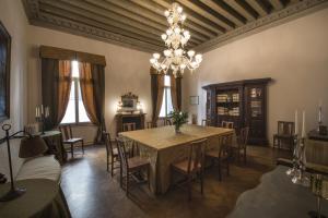a dining room with a table and chairs and a chandelier at La Residenza 818 in Venice