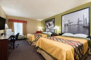 Postel nebo postele na pokoji v ubytování Super 8 by Wyndham Miamisburg Dayton S Area OH