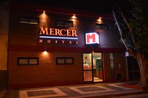 una señal que lee hospital Mercier al lado de un edificio en Mercer Hostal en San Miguel de Tucumán