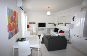 una sala de estar con un sofá y una mesa en White Residence Luxury Apartments, en Sarandë