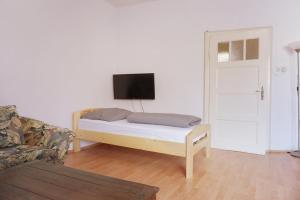 Schlafzimmer mit einem Bett und einem TV an der Wand in der Unterkunft Ferienwohnung Bauknecht, Pforzheim in Pforzheim