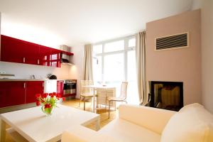 a living room with a white couch and a table at Ferienwohnungen Auszeit und Freizeit in Ahrenshoop
