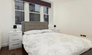 Postel nebo postele na pokoji v ubytování Fleet Street Apartment 1