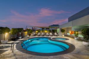 ein Pool auf dem Dach eines Hotels in der Unterkunft Savoy Park Hotel Apartments in Dubai