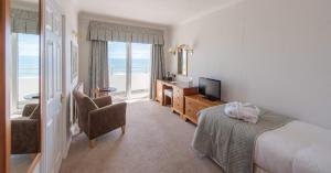 Televisyen dan/atau pusat hiburan di Saunton Sands Hotel Source Spa and Wellness