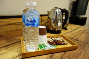 a bottle of water next to a tray of food at 鼎立安商務旅館 Dinglian Hotel in Yongkang
