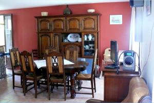 d'une salle à manger avec une table, des chaises et un bureau. dans l'établissement Maison Bord Du Lac, à Marcillac-la-Croisille