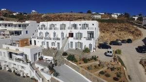 una vista aerea di un edificio bianco con parcheggio di Hotel Anna a Platis Yalos