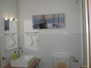 biała łazienka z umywalką i toaletą w obiekcie Door 44 w Zagrzebiu