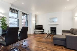 A seating area at Fleet Street Apartment 2