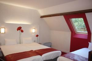 Postel nebo postele na pokoji v ubytování Logis Latitude Ouest Hôtel Restaurant & Spa