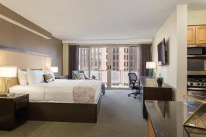 The Windsor Suites的厨房或小厨房