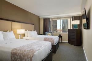 The Windsor Suites客房内的一张或多张床位