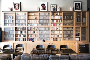 una biblioteca con mesas y estanterías de libros en MOB HOTEL Lyon Confluence en Lyon