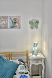 A bed or beds in a room at WonderStays Apartamentos Maribel
