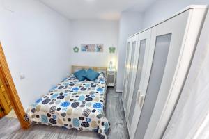 A bed or beds in a room at WonderStays Apartamentos Maribel