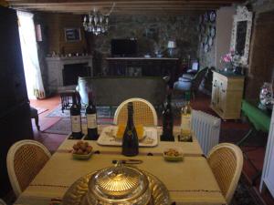 a table with bottles of wine on it in a living room at Casa do Monge in Leomil