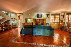 a large room with a bed on a wooden floor at Casa Rural Entre Volcanes de Almagro in Almagro