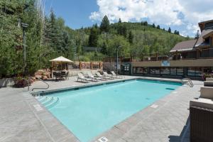 uma grande piscina com cadeiras e um hotel em Lodges at Deer Valley em Park City