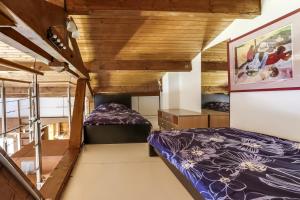 Chalet Athena Alpe d' Huezにある二段ベッド