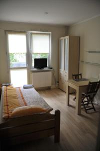 Televízia a/alebo spoločenská miestnosť v ubytovaní Wood Creek Apartments