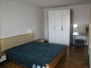um quarto com uma cama grande e um closet em Vila Ema Apartments and Rooms em Liubliana