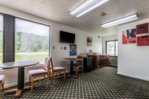 アタラにあるMotel 6-Attalla, ALのテーブルと椅子、大きな窓が備わる待合室