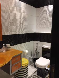 Een badkamer bij Luxury Mohandeseen Apartment