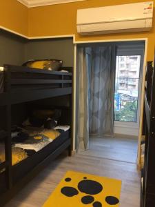 Двухъярусная кровать или двухъярусные кровати в номере Luxury Mohandeseen Apartment
