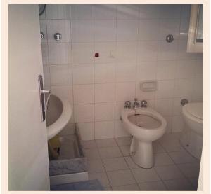 ロゼート・デッリ・アブルッツィにあるRosetoholidaysのバスルーム(トイレ、ビデ付)