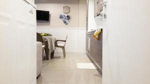 Una cocina y un comedor con una mesa y un refrigerador. en Ma maison Amalfi coast, en Maiori