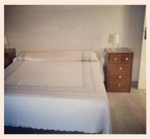 ロゼート・デッリ・アブルッツィにあるRosetoholidaysのベッドルーム(白いベッド1台、ナイトスタンド付)