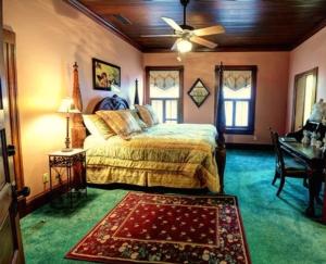 um quarto com uma cama e uma ventoinha de tecto em Thomasville Bed and Breakfast em Thomasville