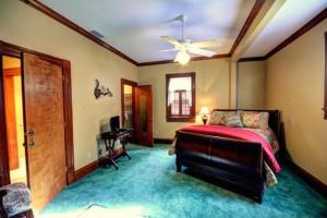 A bed or beds in a room at Thomasville Bed and Breakfast