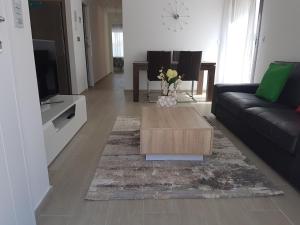 een woonkamer met een bank en een salontafel bij Luxury 3 bedroom apartment TH006 in Torre de la Horadada