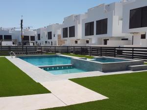 een zwembad voor een gebouw bij Luxury 3 bedroom apartment TH006 in Torre de la Horadada