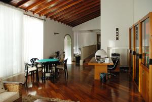 ein Wohnzimmer mit einem Tisch, Stühlen und einem Sofa in der Unterkunft Villa Sara in Ispica