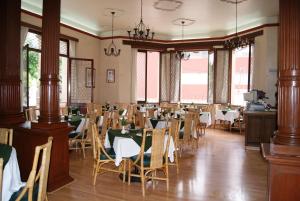 Un restaurante o sitio para comer en Hotel La Casona del Llano