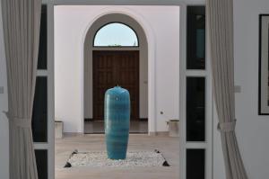 niebieska waza siedząca przed drzwiami w obiekcie Balinese villa with private pool w mieście Hua Hin