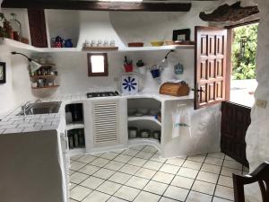 cocina con fregadero y encimera en Finca Antigua, en Las Breñas