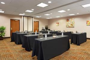 孟菲斯Country Inn & Suites by Radisson, Wolfchase-Memphis, TN的一间有桌椅的会议室 更多30张照片