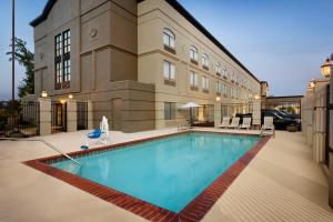 孟菲斯Country Inn & Suites by Radisson, Wolfchase-Memphis, TN的建筑物前的一个大型游泳池