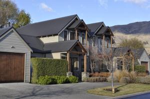 una casa grande con techo negro en Lansdown Villa Apartments, en Wanaka