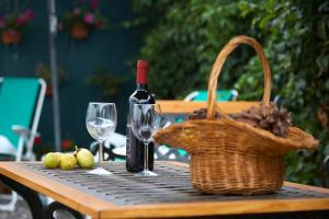a bottle of wine and a basket of apples on a table at Chalet Las Viñas in Icod de los Vinos