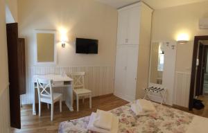 A bed or beds in a room at Relais Duomo Adelaide
