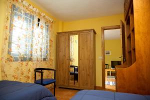 イコー・デ・ロス・ビノスにあるChalet Las Viñasのベッドルーム1室(黄色い壁、ベッド1台、窓付)