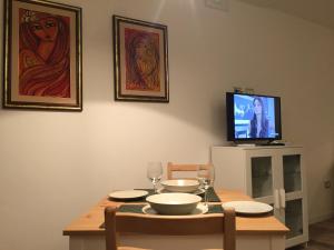 伊索拉德利里的住宿－Waterfall Vicolo V，一间带桌子和电视的用餐室