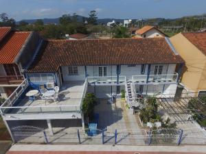 una vista aérea de una casa con techo en Residencial Varandas, en Florianópolis